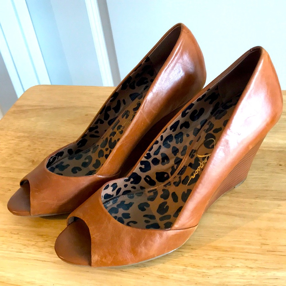 Peep-toe Jessica Simpson wedges!